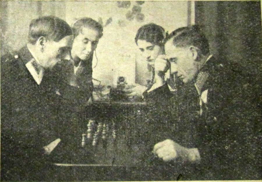 Funkcjonariusze jasielskiej policji podczas gry w szachy (zdj. Na Posterunku)