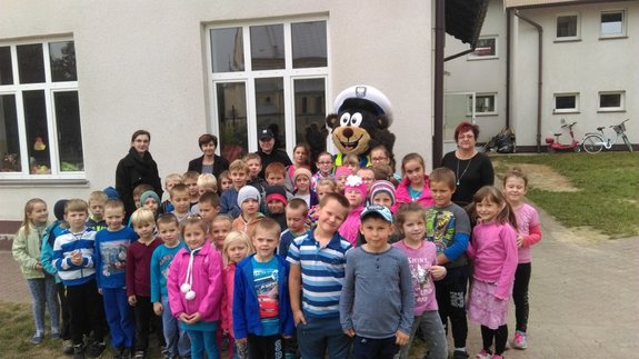 Uczniowie wraz z nauczycielami ze Szkoły Podstawowej w Majdanie Sieniawskim