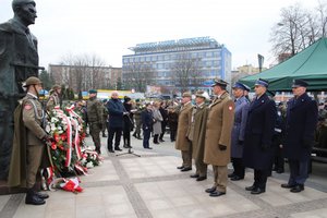 Przedstawiciele wojska i służb mundurowych złożyli wieńce przed pomnikiem upamiętniającym Żołnierzy Wyklętych