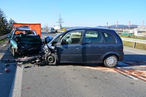 Na zdjęciu dwa rozbite samochody biorące udział w wypadku