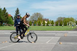 Uczestniczka pokonuje rowerowy tor przeszkód