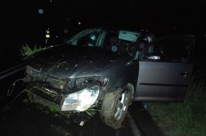 Na zdjęciu widać uszkodzony samochód volkswagen. Pojazd znajduje się na jezdni.