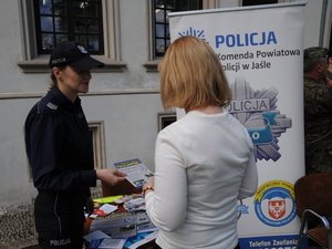 policjantka przekazuje zainteresowanej kobiecie ulotki i materiały promocyjne