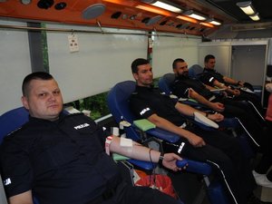 policjanci w krwiobusie podczas oddawania krwi