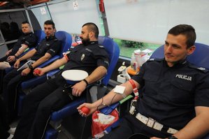 policjanci w krwiobusie podczas oddawania krwi