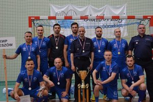 Zwycięska drużyna piłkarska z komendy wojewódzkiej w Rzeszowie