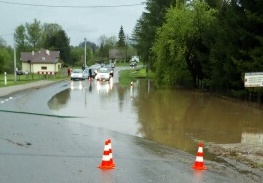 zdjęcie zalanej ulicy