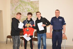 Zwycięzcy turnieju z Zastępcą Komendanta Powiatowego Policji w Dębicy podinsp. Arturem Kościelniakiem