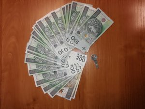 plik banknotów o nominałach 100 i 200 zlotych