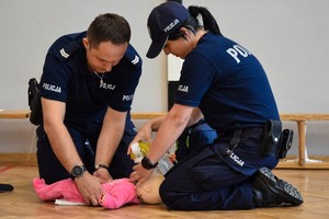 Policyjni ratownicy podczas inscenizowanej interwencji udzielają pomocy niemowlęciu