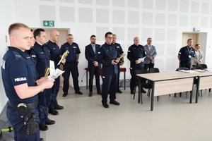 I Zastępca Komendanta Wojewódzkiego Policji w Rzeszowie wręcza puchary zwycięzcom