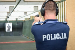 Konkurs Policjant Ruchu Drogowego 2019 - policjant strzela z broni służbowej pod okiem jurorów
