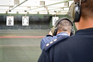 Konkurs Policjant Ruchu Drogowego 2019 - policjant strzela z broni służbowej pod okiem jurorów