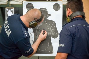 Konkurs Policjant Ruchu Drogowego 2019 - policjant strzela z broni służbowej pod okiem jurorów - liczenie punktów