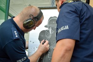 Konkurs Policjant Ruchu Drogowego 2019 - policjant strzela z broni służbowej pod okiem jurorów - liczenie punktów