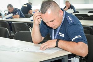 Konkurs Policjant Ruchu Drogowego 2019 - policjanci rozwiązują test ze znajomości przepisów