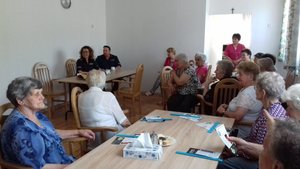 Na zdjęciu grupa seniorów z Dziennego Domu Pobytu w Rakowej podczas spotkania z sanockimi policjantami.