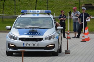 Konkurs Policjant Ruchu Drogowego - jazda radiowozem na torze przeszkód