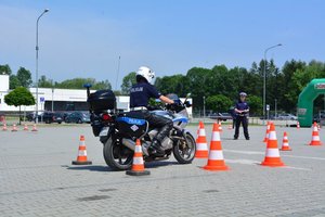 Konkurs Policjant Ruchu Drogowego - jazda motocyklem na torze przeszkód
