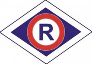 Znak w kształcie rombu w  środku którego znajduje się litera R oznaczająca służby Ruchu Drogowego.