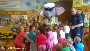 Spotkanie policjantów z dziećmi w Przedszkolu nr 2 w Przeworsku oraz maskotka policyjna słonik