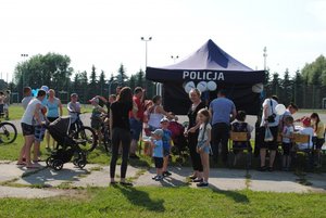 na fotografii policjanci wraz z dziećmi podczas imprezy plenerowej w Radomyślu Wielkim