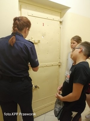 Dzieci podczas zwiedzania pomieszczeń dla osób zatrzymanych