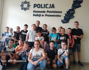 Zdjęcie grupowe z dziećmi w budynku komendy