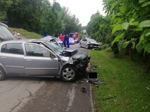 Zdjęcia zderzenia drogowego w  Łopuszce Wielkiej