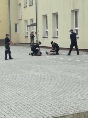Policjanci z posterunku w Besku podczas zatrzymania niebezpiecznego przestępcy- ćwiczenia.