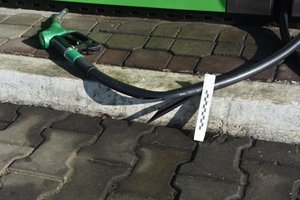 Uszkodzony wąż od dystrybutora paliwa