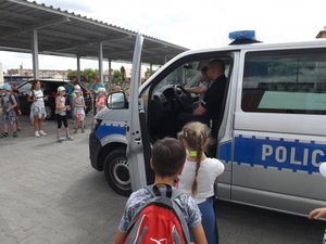 Policjant prezentuje obsługę radiowozu