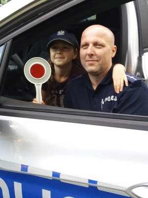 Policjant z dziewczynką.