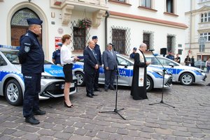 Przekazanie nowych radiowozów rzeszowskim policjantom