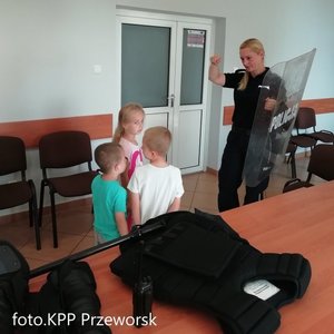 Dzieci oglądają sprzęt policyjny