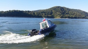 Policyjna łódka na Jeziorze Solińskim