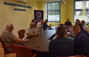 Zdjęcie przedstawia uczestników spotkania organizacyjnego przed rozgrywkami rudy jesiennej. Spotkanie odbywa się w Komendzie Powiatowej Policji w Jarosławiu.