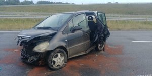 Zniszczony mercedes po wypadku na autostradzie
