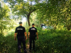 Policjant i Strażnik Miejski patrolują brzegi rzeki Wisłok.