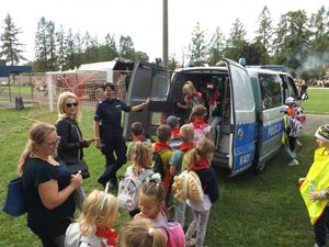 Dzieci oglądają radiowóz policyjny