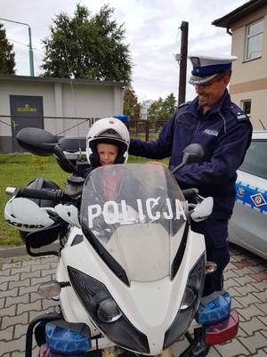 Przedszkolak na policyjnym motocyklu.