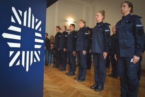 Ślubowanie nowo przyjętych policjantów w auli Komendy Wojewódzkiej Policji w Rzeszowie