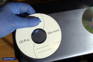 Płyty CD zabezpieczone przez policjantów CBŚ