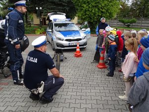 Policjanci WRD wraz z dziećmi