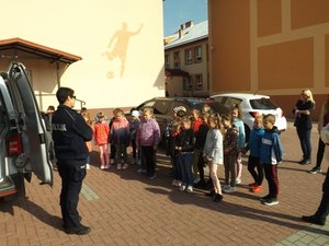 Policjantka rozmawia z dziećmi o bezpieczeństwie.