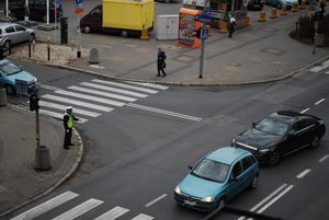 Policjant ruchu drogowego korygujący błąd kierowcy mercedesa na skrzyżowaniu ul. Jagiellońskiej i Lisa Kuli.