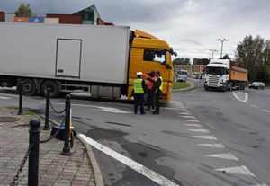 Pojazd ciężarowy marki Man oraz miejsce potrącenia pieszej