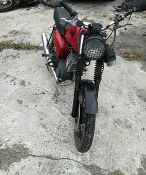 Zdjęcie czarno-czerwonego  motocykla marki &quot;MZ&quot;.