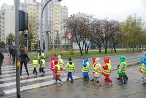 Starsze dzieci uczyły się przechodzić przez jezdnie na prawdziwym przejściu dla pieszych.