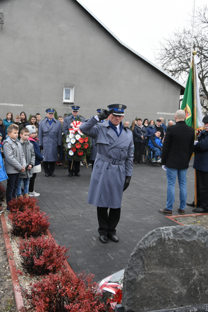 Fotografia kolorowa na niej Komendant Miejski Policji w Krośnie oddający honor.